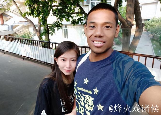 混血球员祝铭震，小角色到CBA顶薪，进国家队，女友颜值高身材好